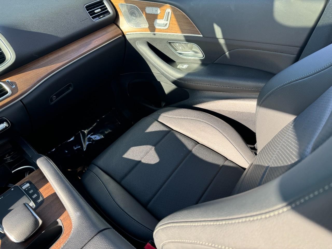 Mercedes-Benz GLE Vehicle Full-screen Gallery Image 22