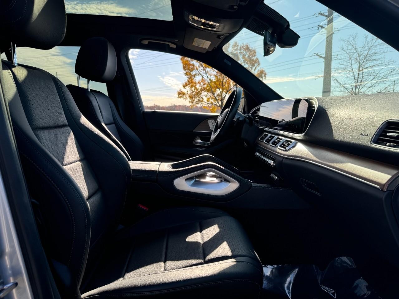 Mercedes-Benz GLE Vehicle Full-screen Gallery Image 23