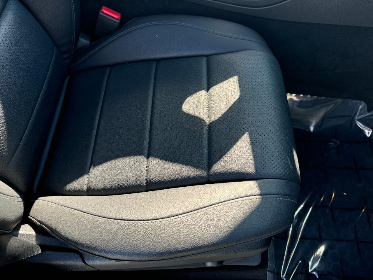 Mercedes-Benz GLE Vehicle Full-screen Gallery Image 24