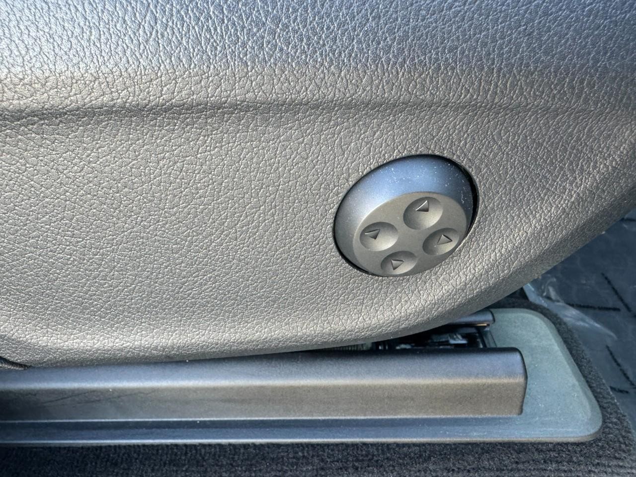 Mercedes-Benz GLE Vehicle Full-screen Gallery Image 25