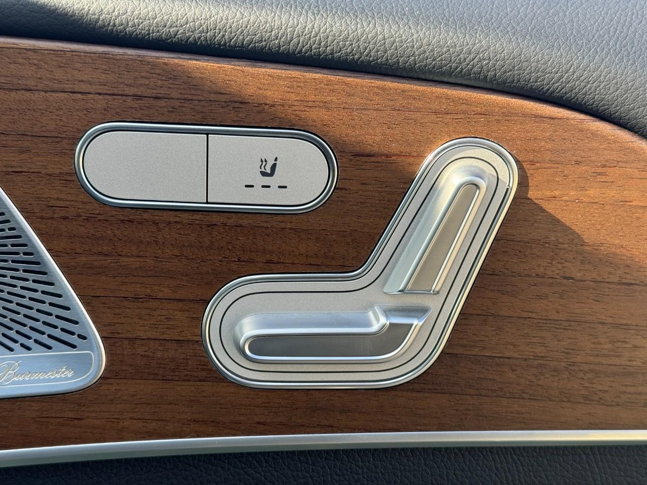 Mercedes-Benz GLE Vehicle Full-screen Gallery Image 26