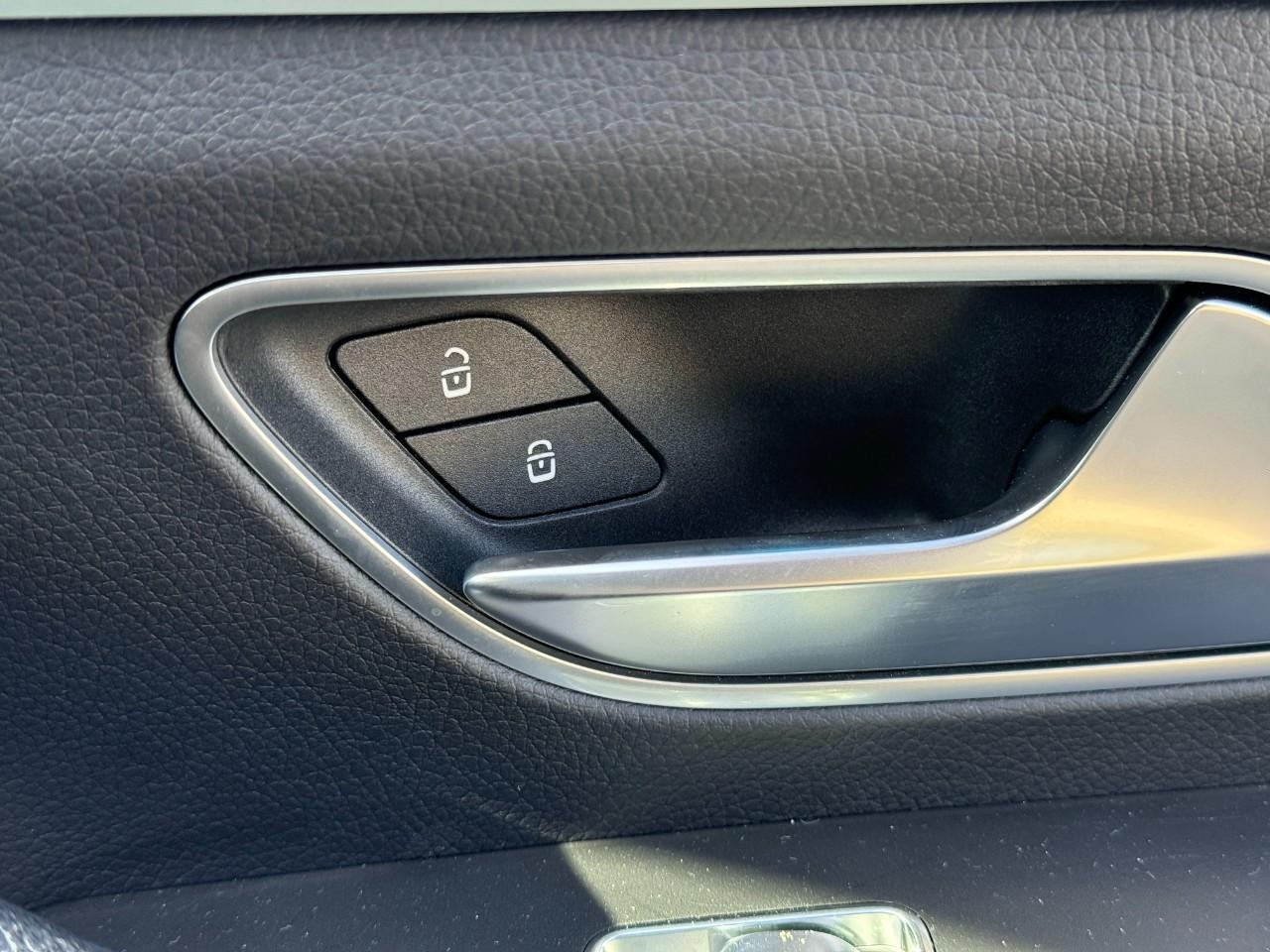 Mercedes-Benz GLE Vehicle Full-screen Gallery Image 27