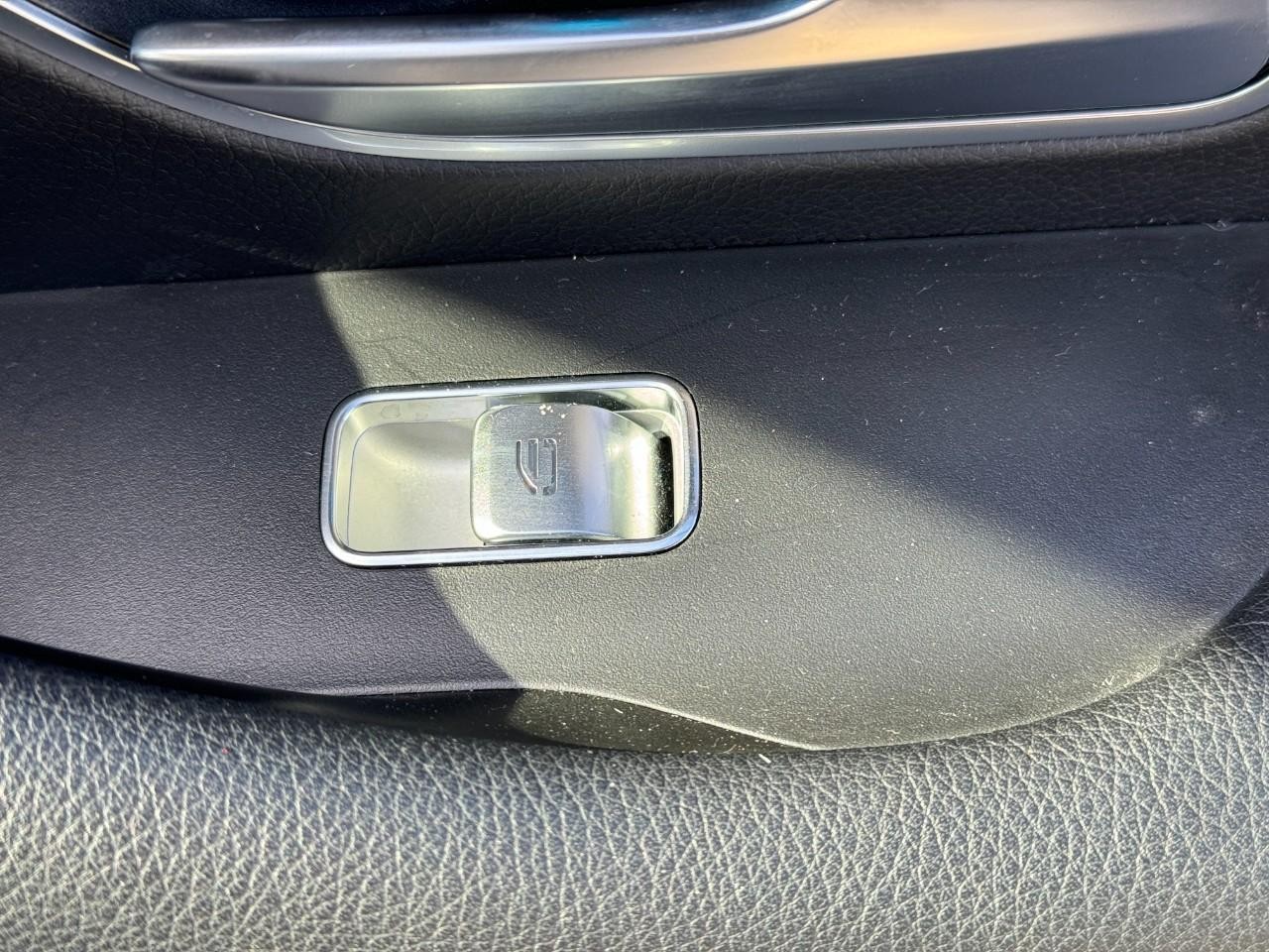 Mercedes-Benz GLE Vehicle Full-screen Gallery Image 28