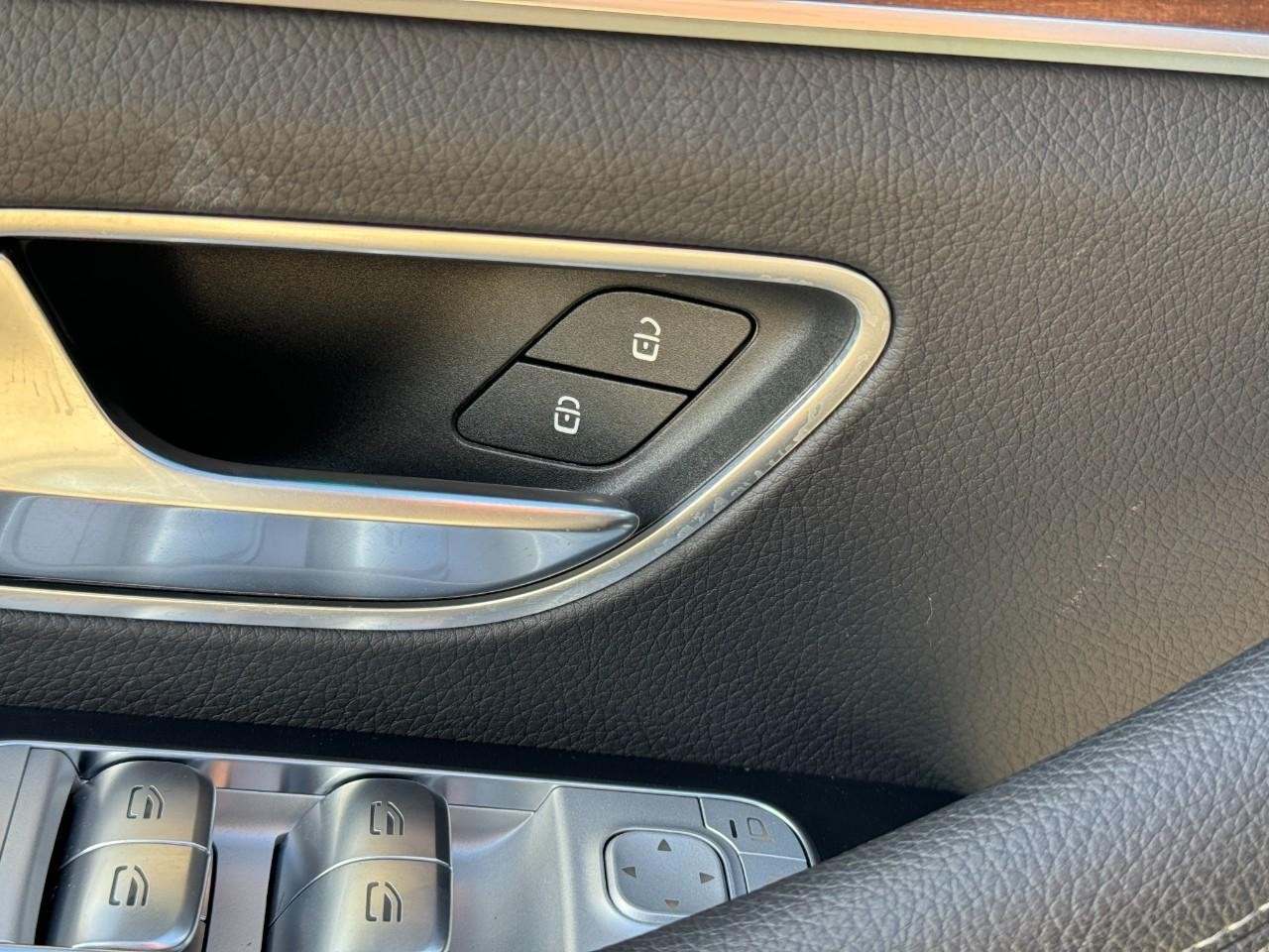 Mercedes-Benz GLE Vehicle Full-screen Gallery Image 31