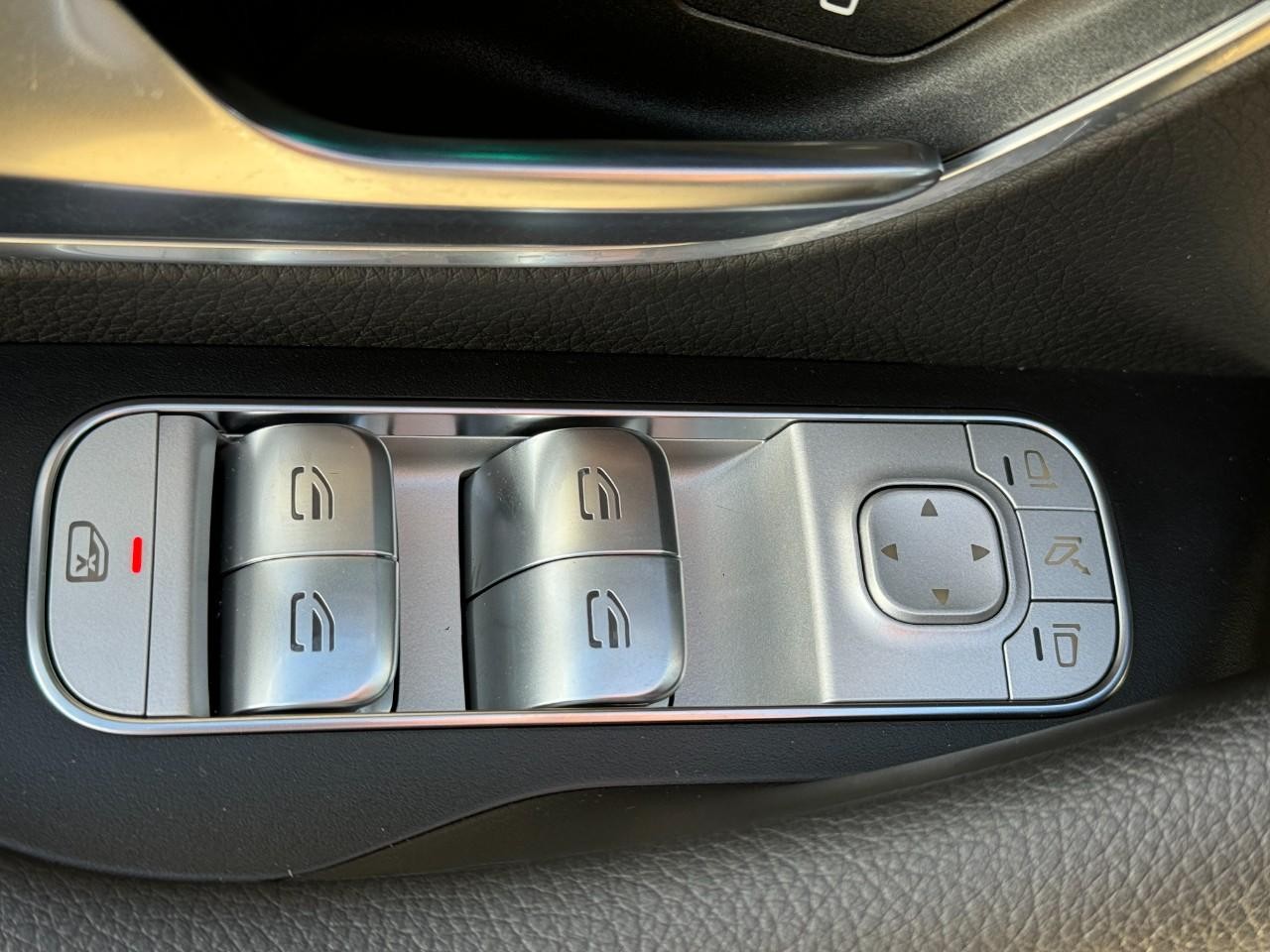 Mercedes-Benz GLE Vehicle Full-screen Gallery Image 32