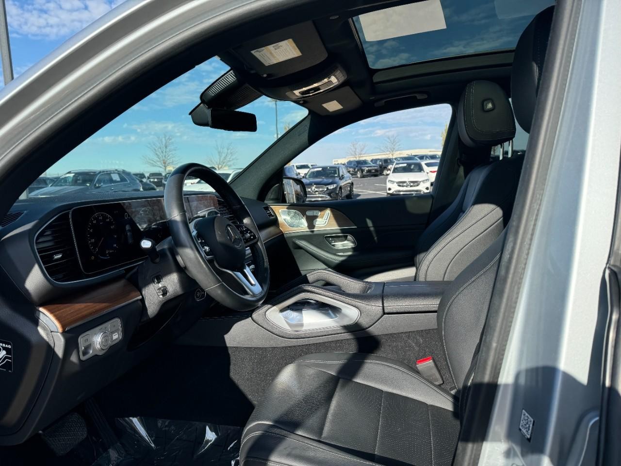 Mercedes-Benz GLE Vehicle Full-screen Gallery Image 34