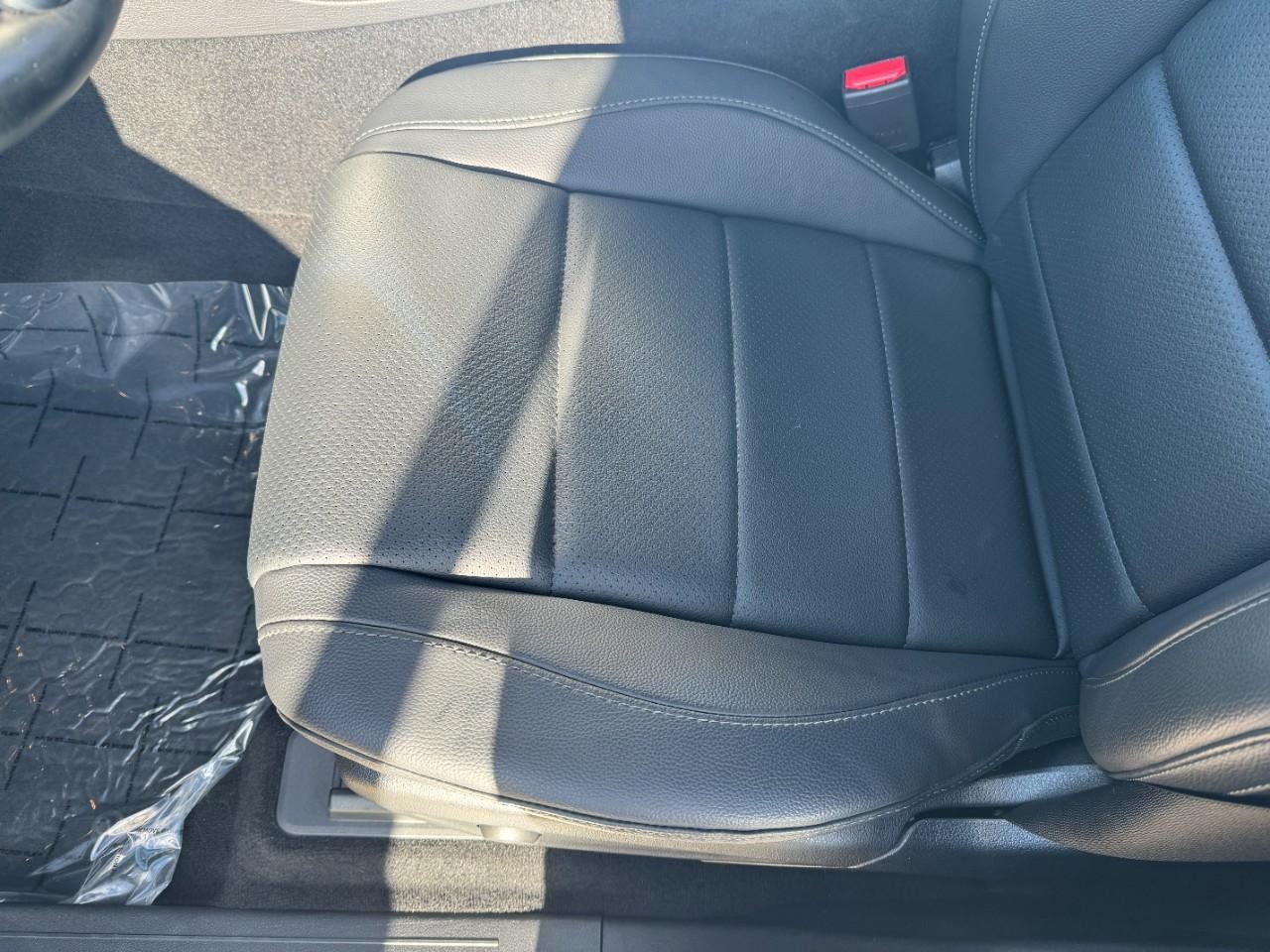 Mercedes-Benz GLE Vehicle Full-screen Gallery Image 35