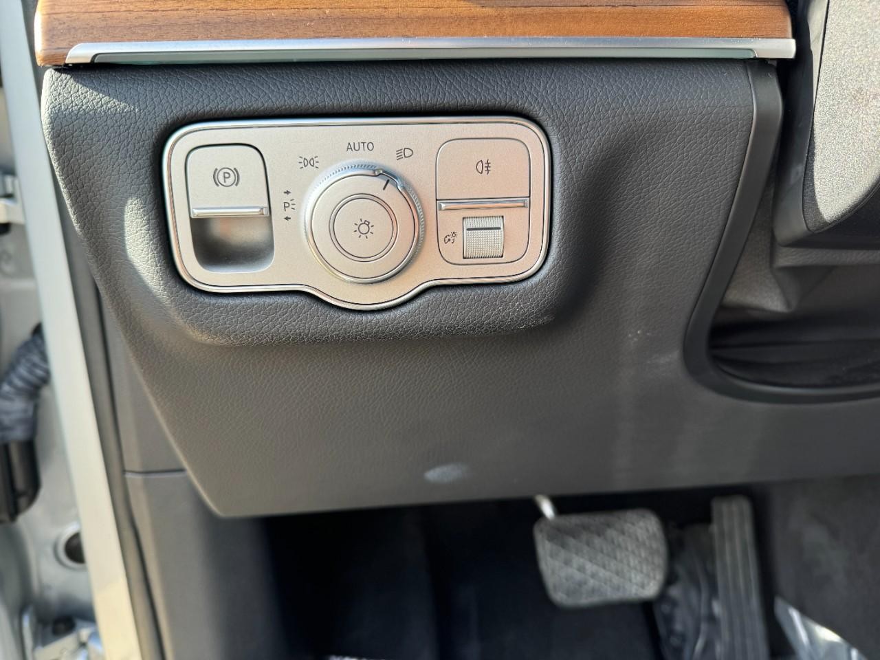 Mercedes-Benz GLE Vehicle Full-screen Gallery Image 37