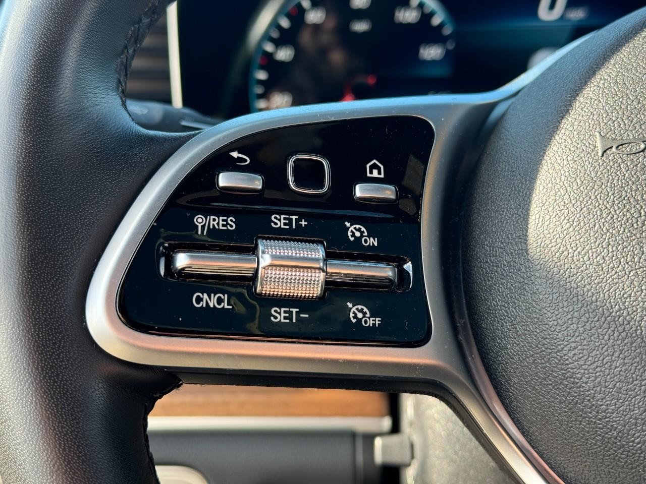 Mercedes-Benz GLE Vehicle Full-screen Gallery Image 38