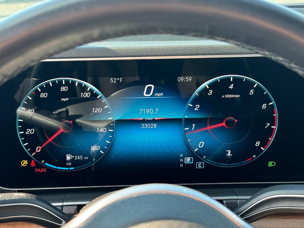 Mercedes-Benz GLE Vehicle Full-screen Gallery Image 40