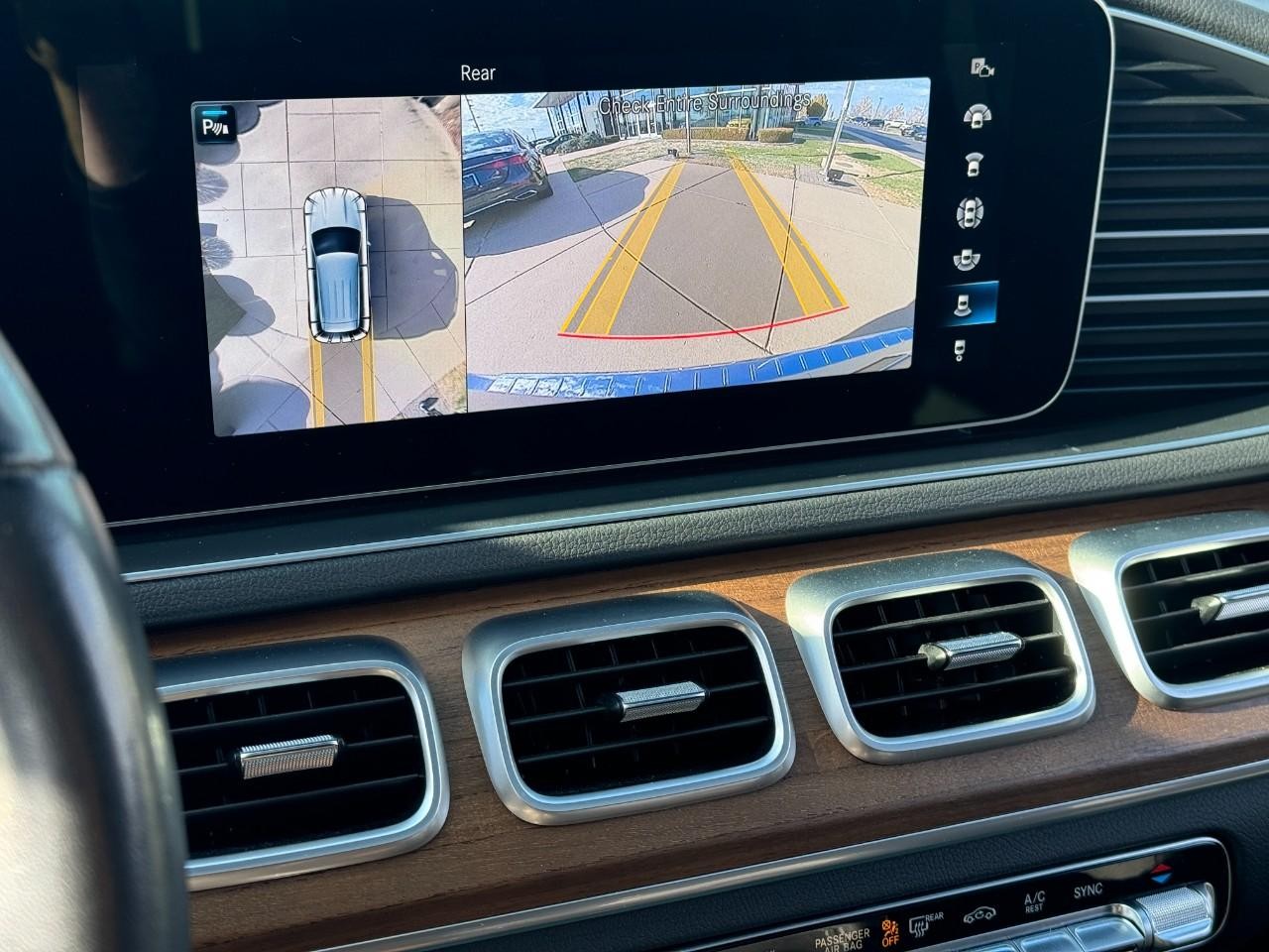 Mercedes-Benz GLE Vehicle Full-screen Gallery Image 42