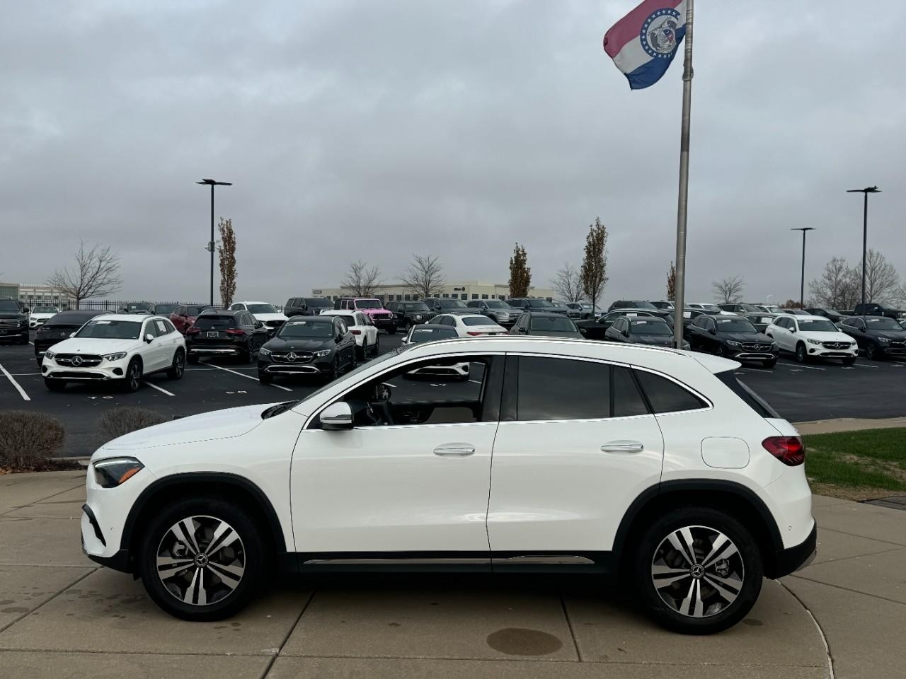 Mercedes-Benz GLA Vehicle Full-screen Gallery Image 2