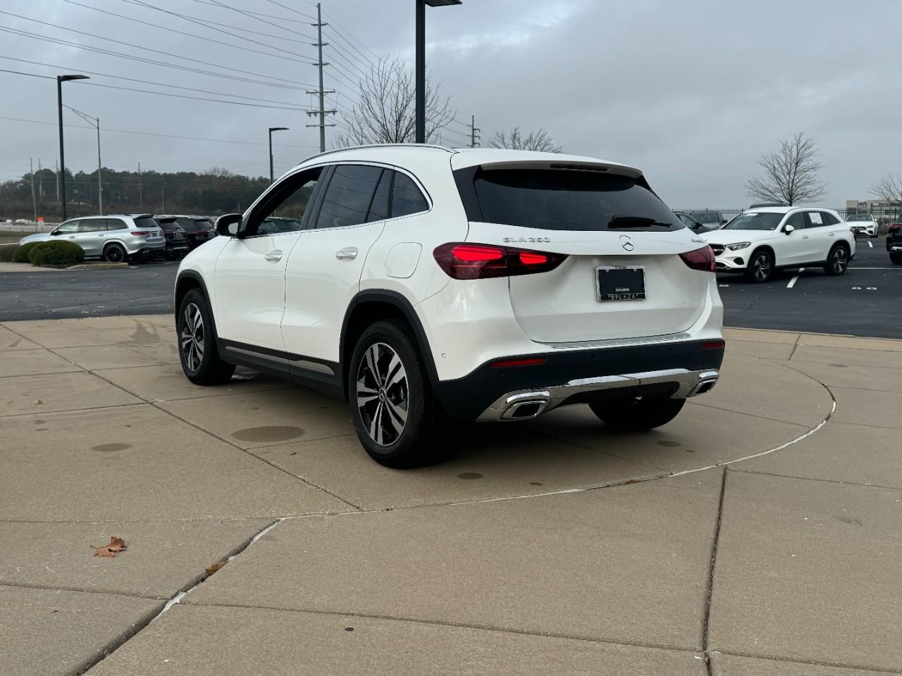 Mercedes-Benz GLA Vehicle Full-screen Gallery Image 3
