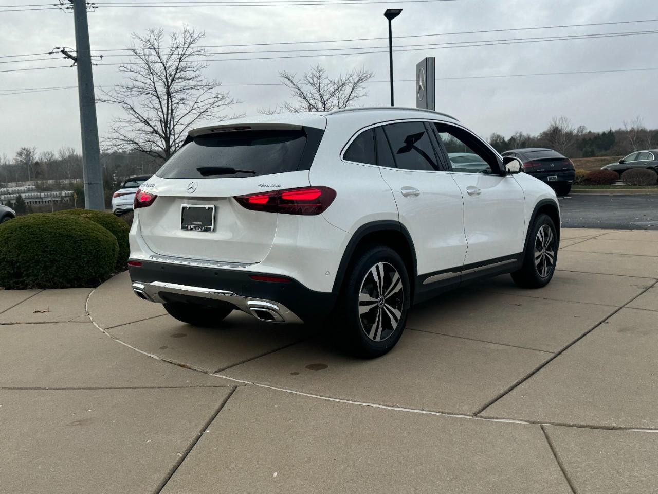 Mercedes-Benz GLA Vehicle Full-screen Gallery Image 4