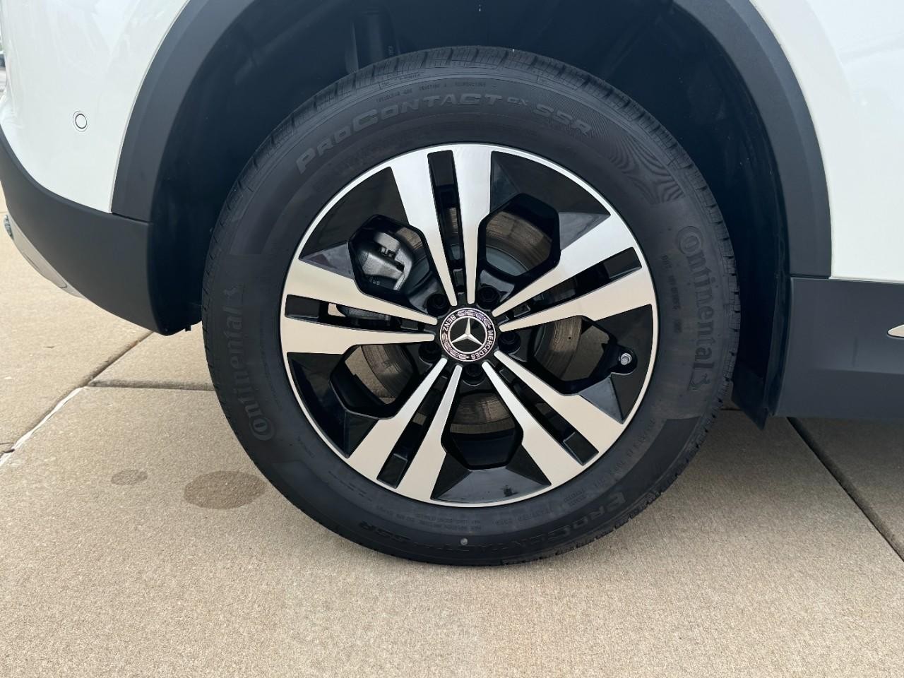 Mercedes-Benz GLA Vehicle Full-screen Gallery Image 5