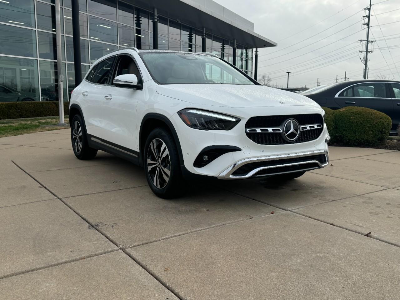 Mercedes-Benz GLA Vehicle Full-screen Gallery Image 6