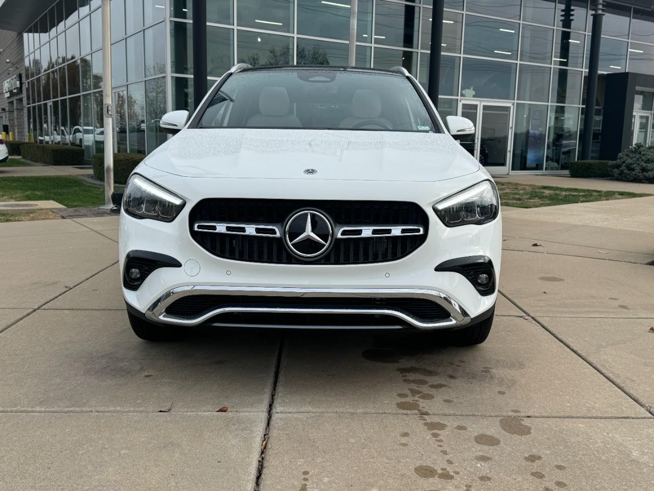 Mercedes-Benz GLA Vehicle Full-screen Gallery Image 7