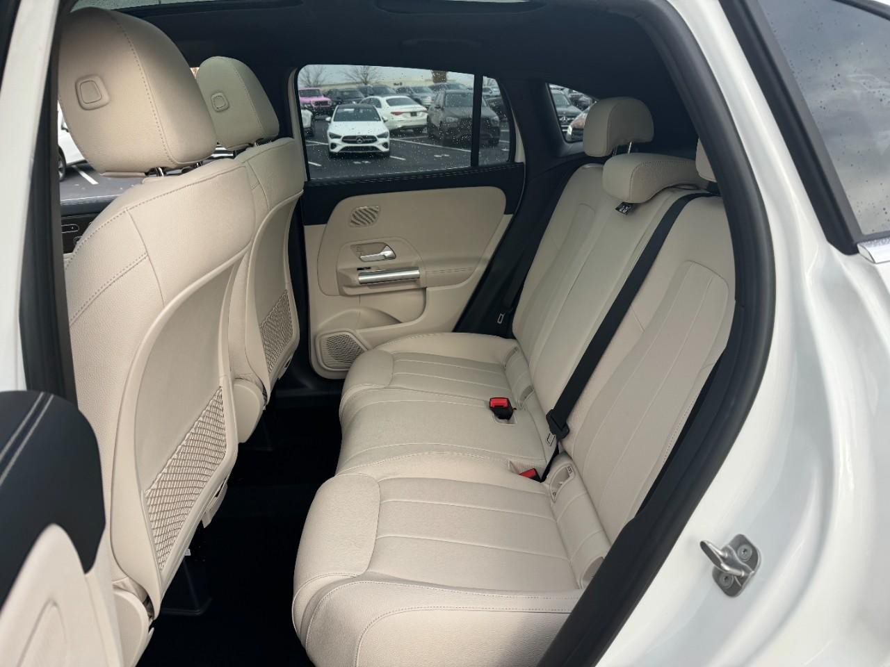 Mercedes-Benz GLA Vehicle Full-screen Gallery Image 8