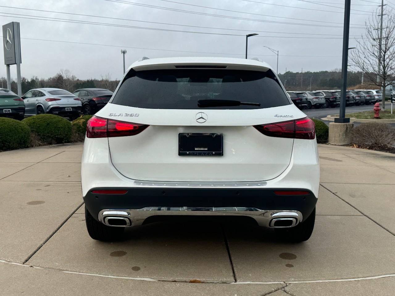 Mercedes-Benz GLA Vehicle Full-screen Gallery Image 9