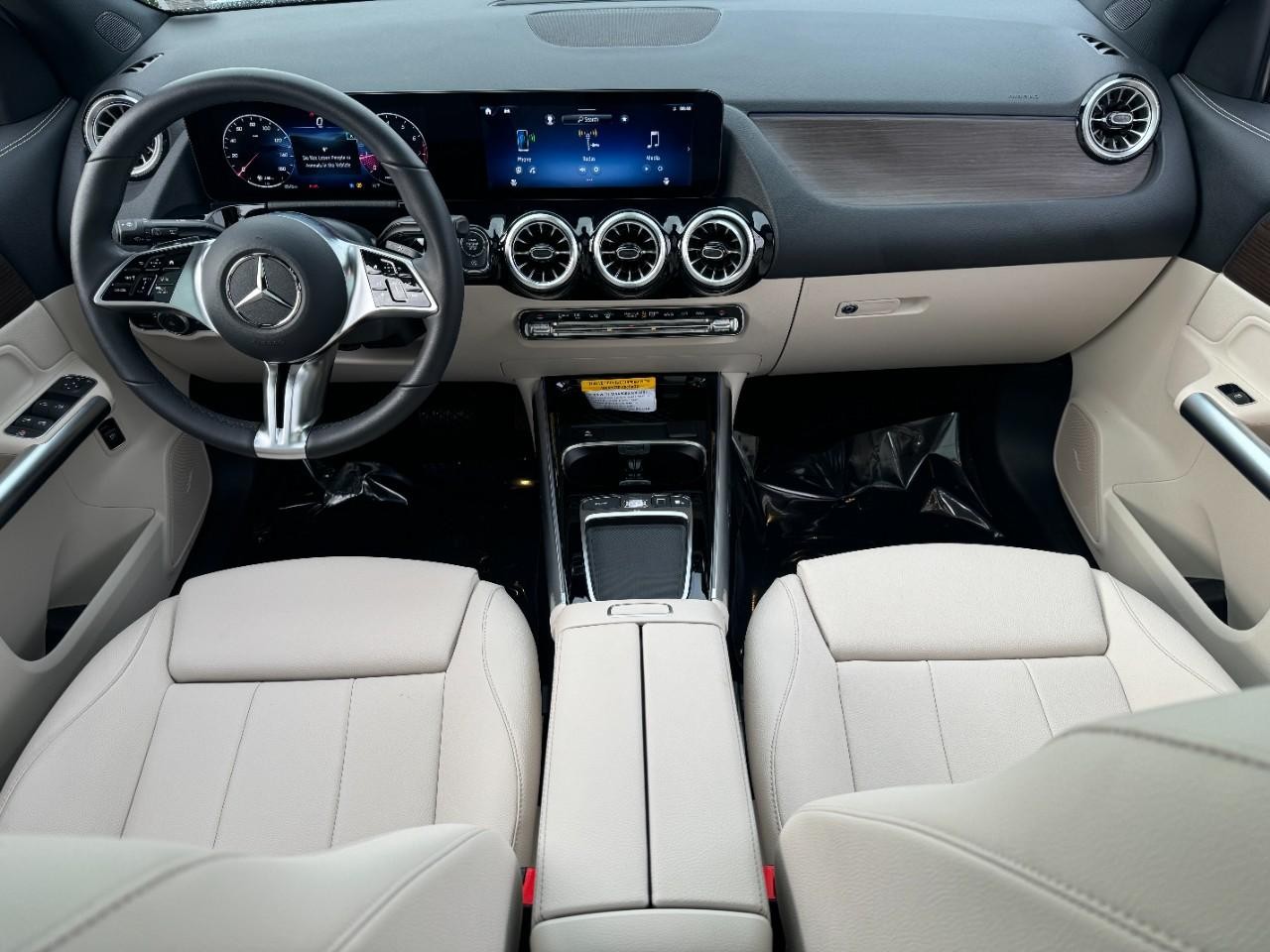 Mercedes-Benz GLA Vehicle Full-screen Gallery Image 12