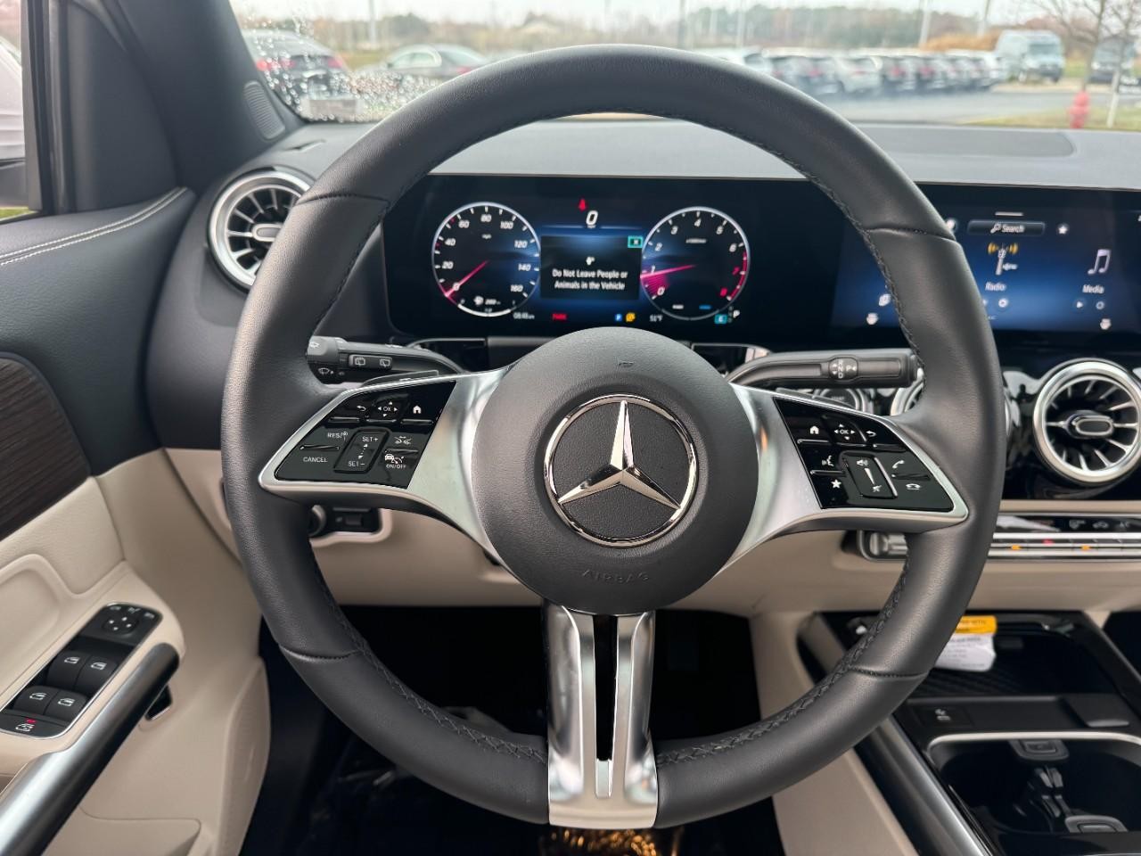 Mercedes-Benz GLA Vehicle Full-screen Gallery Image 13