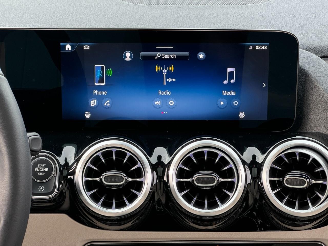 Mercedes-Benz GLA Vehicle Full-screen Gallery Image 14