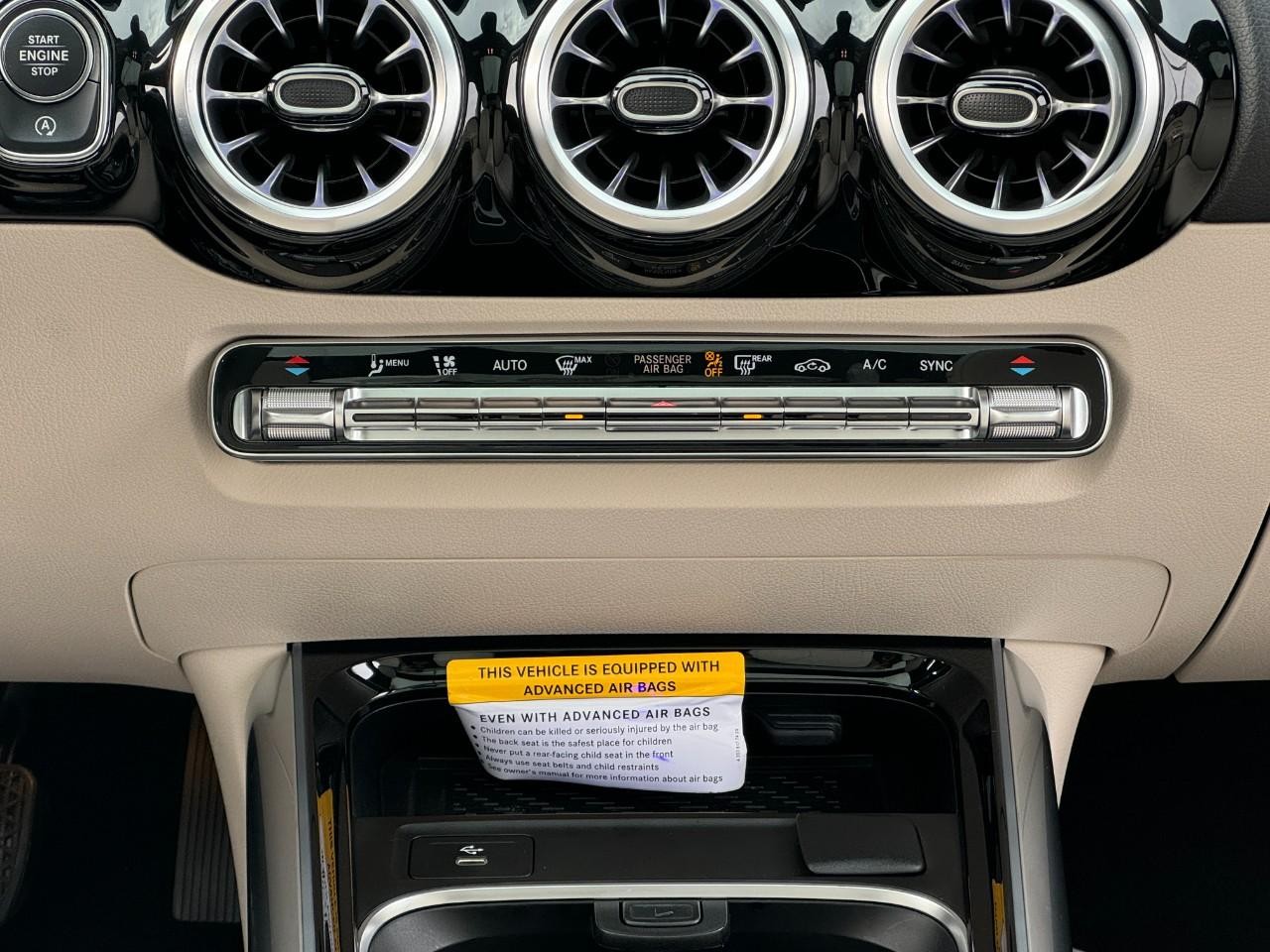 Mercedes-Benz GLA Vehicle Full-screen Gallery Image 15