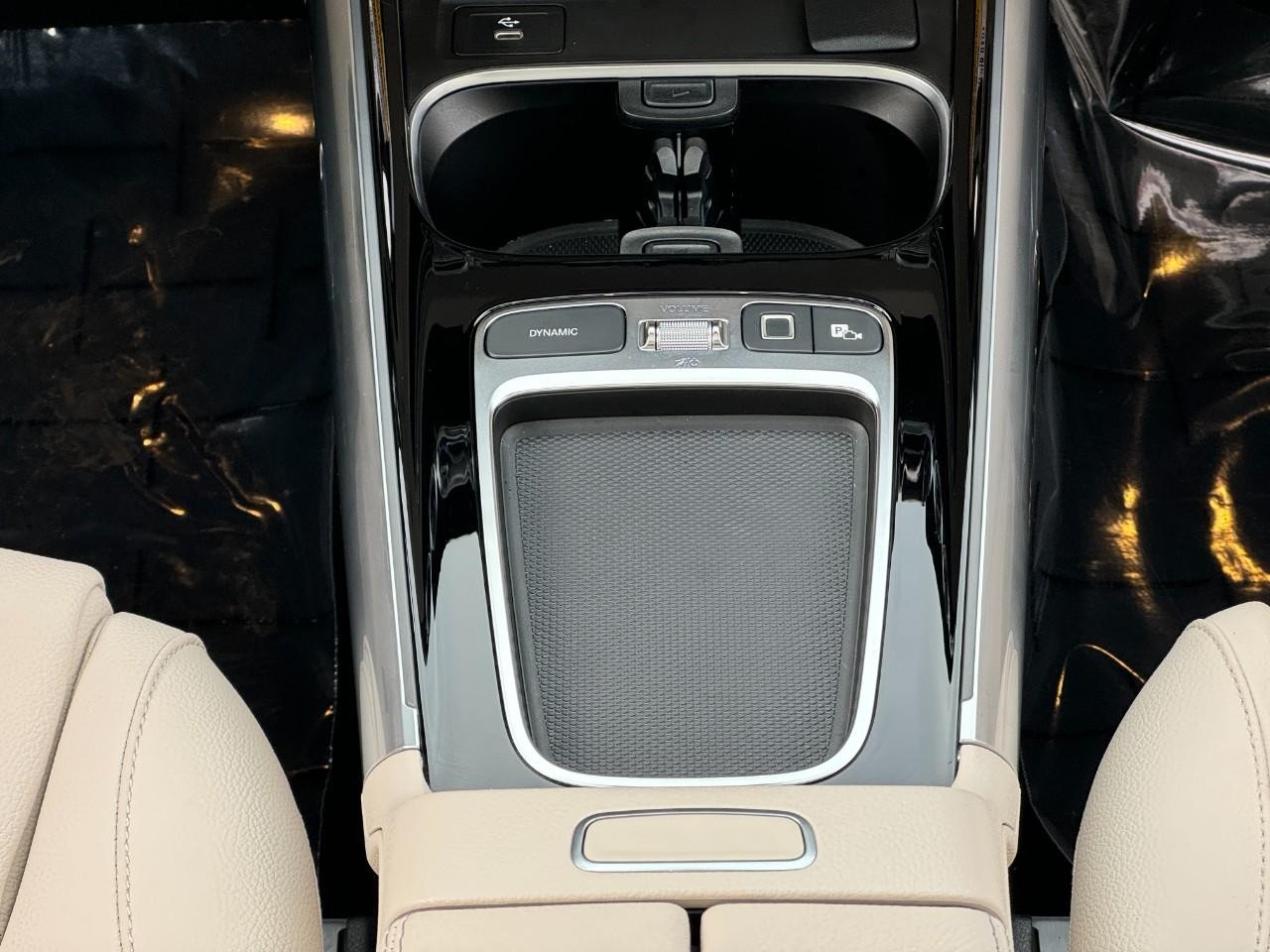 Mercedes-Benz GLA Vehicle Full-screen Gallery Image 16