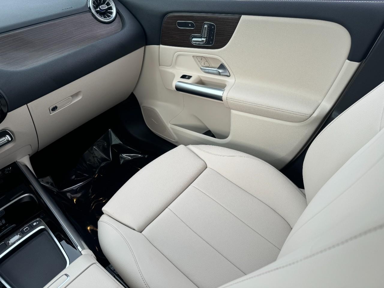 Mercedes-Benz GLA Vehicle Full-screen Gallery Image 17