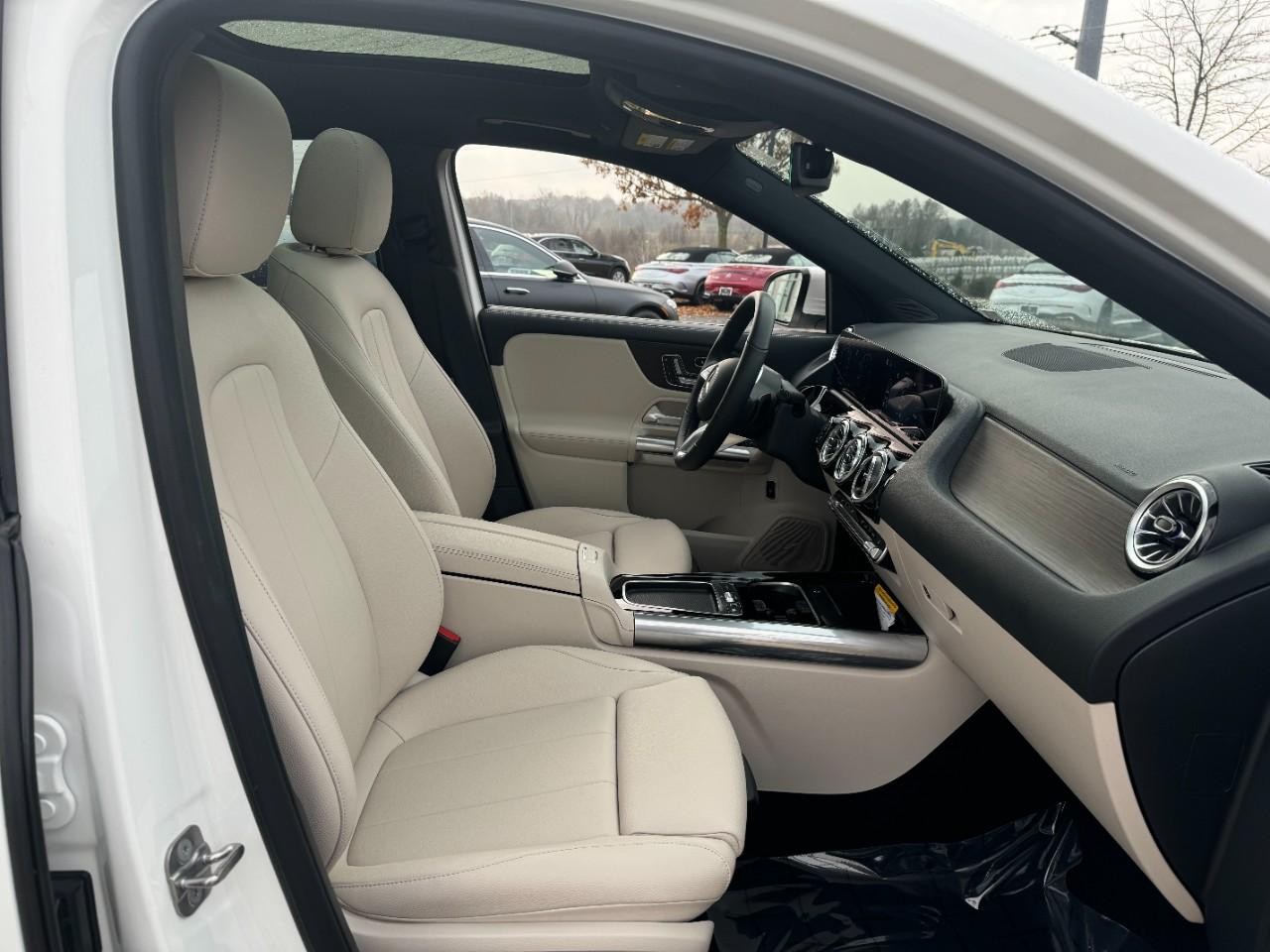 Mercedes-Benz GLA Vehicle Full-screen Gallery Image 18