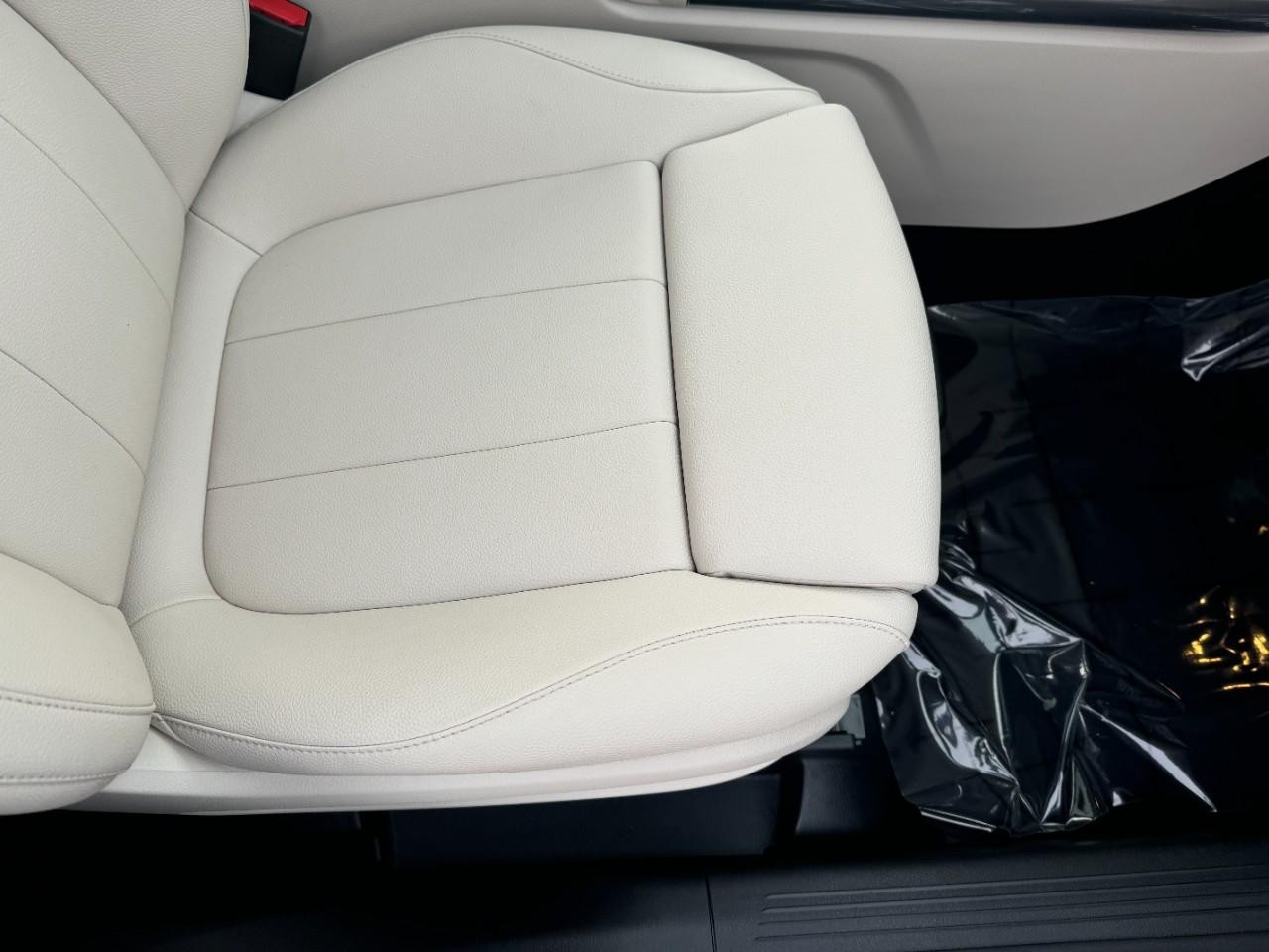 Mercedes-Benz GLA Vehicle Full-screen Gallery Image 19