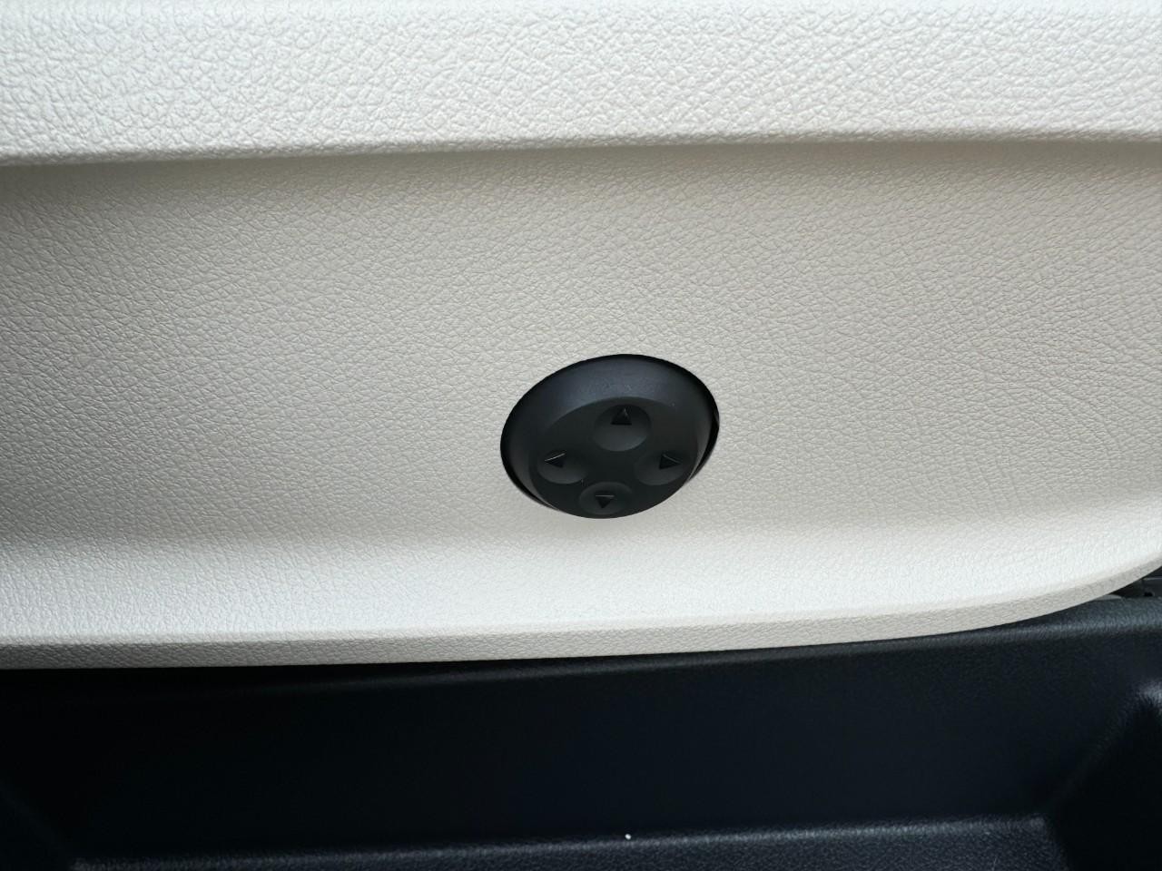 Mercedes-Benz GLA Vehicle Full-screen Gallery Image 20