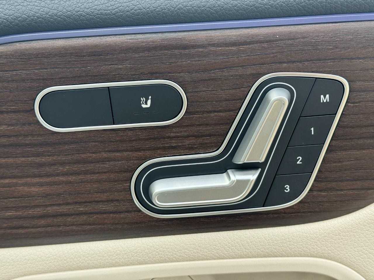 Mercedes-Benz GLA Vehicle Full-screen Gallery Image 21