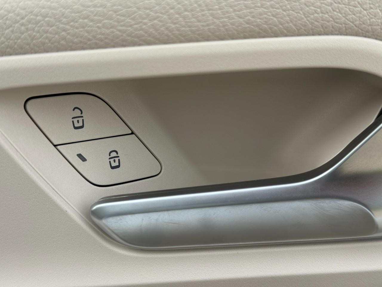 Mercedes-Benz GLA Vehicle Full-screen Gallery Image 22