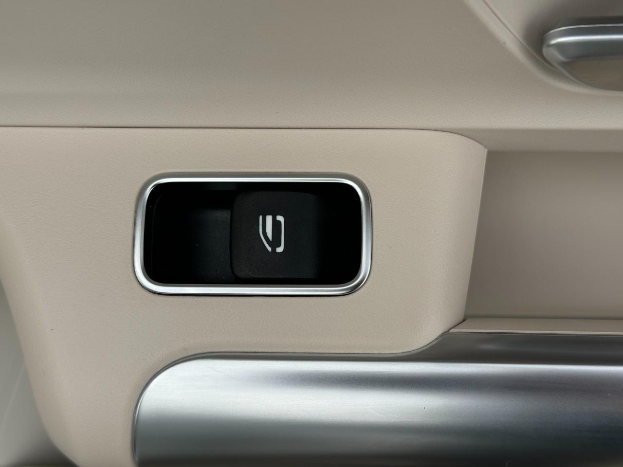 Mercedes-Benz GLA Vehicle Full-screen Gallery Image 23