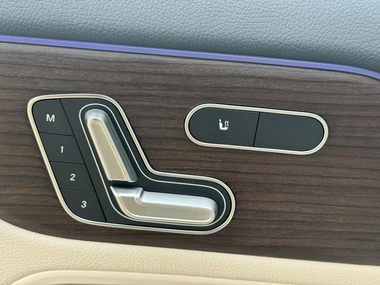 Mercedes-Benz GLA Vehicle Full-screen Gallery Image 24