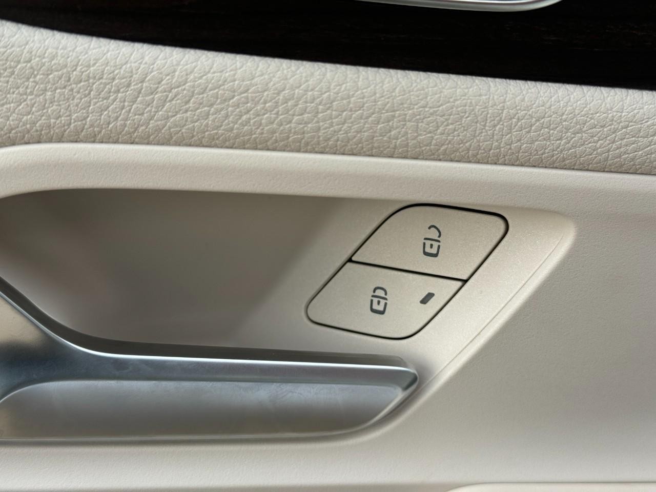 Mercedes-Benz GLA Vehicle Full-screen Gallery Image 25