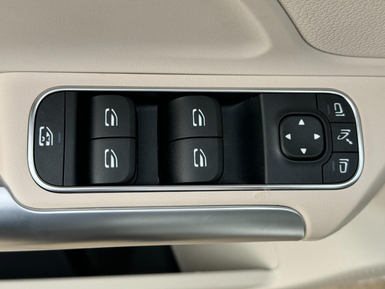 Mercedes-Benz GLA Vehicle Full-screen Gallery Image 26