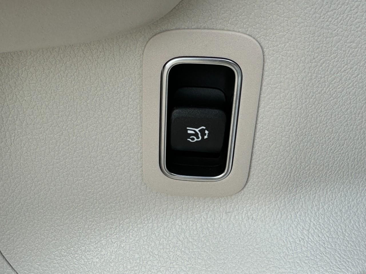 Mercedes-Benz GLA Vehicle Full-screen Gallery Image 27