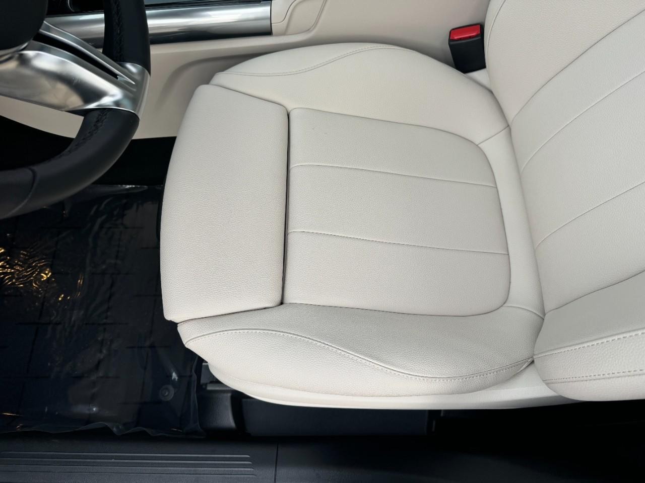 Mercedes-Benz GLA Vehicle Full-screen Gallery Image 29