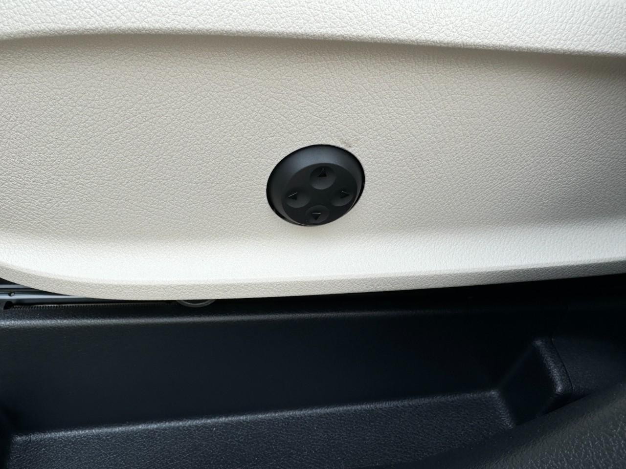 Mercedes-Benz GLA Vehicle Full-screen Gallery Image 30