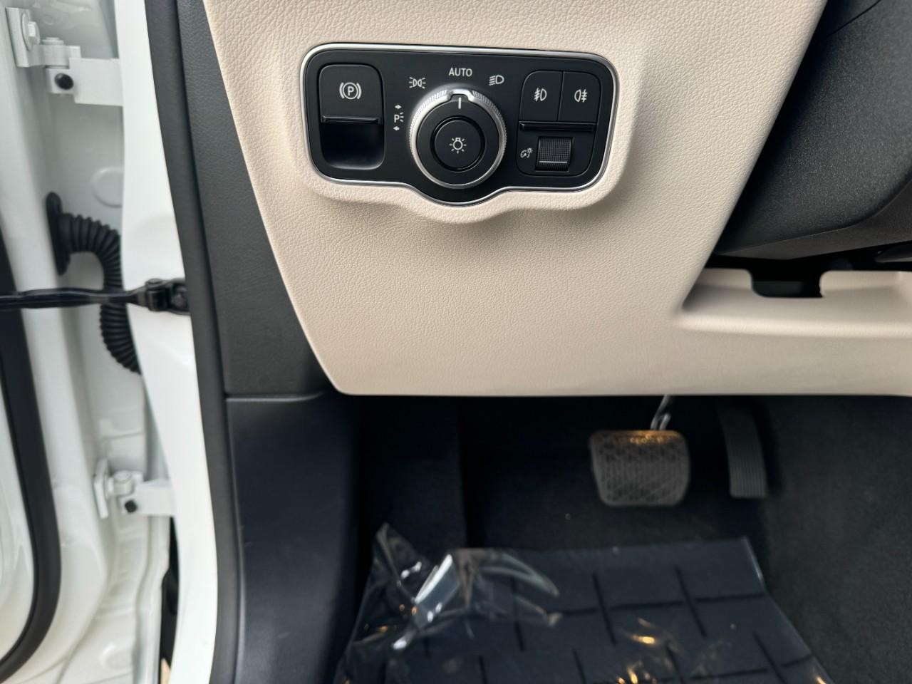 Mercedes-Benz GLA Vehicle Full-screen Gallery Image 31