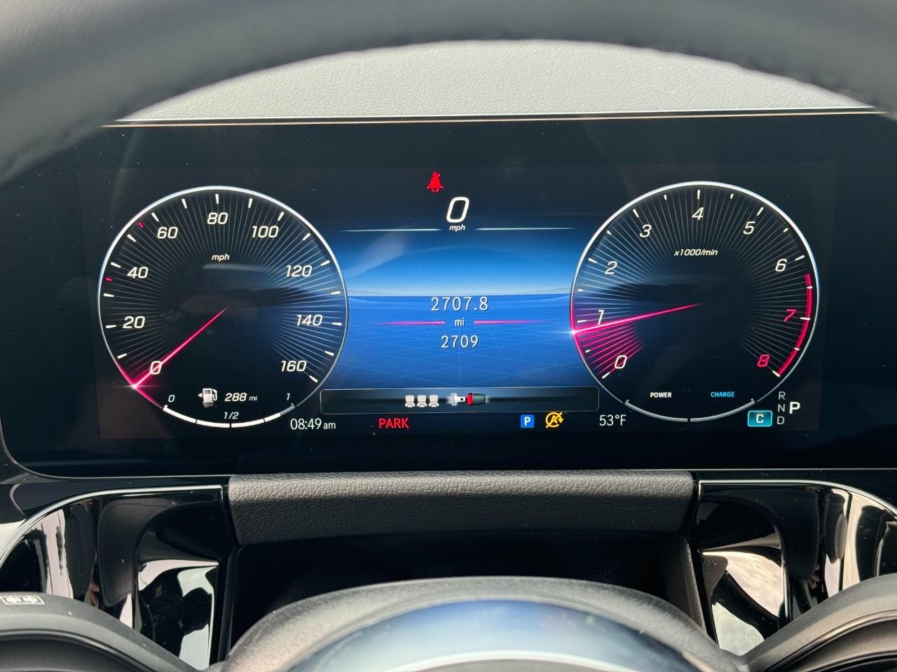 Mercedes-Benz GLA Vehicle Full-screen Gallery Image 34