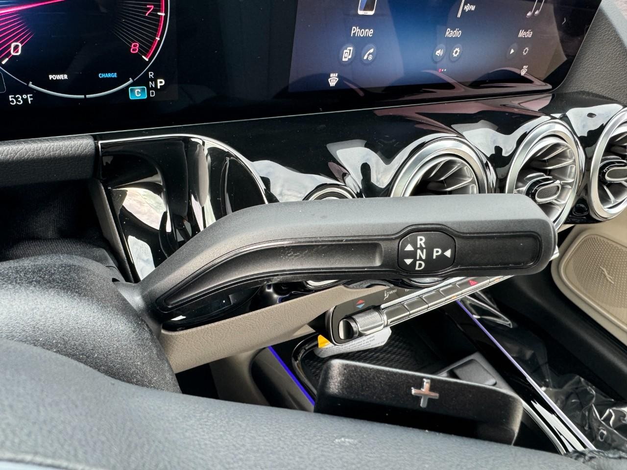 Mercedes-Benz GLA Vehicle Full-screen Gallery Image 35