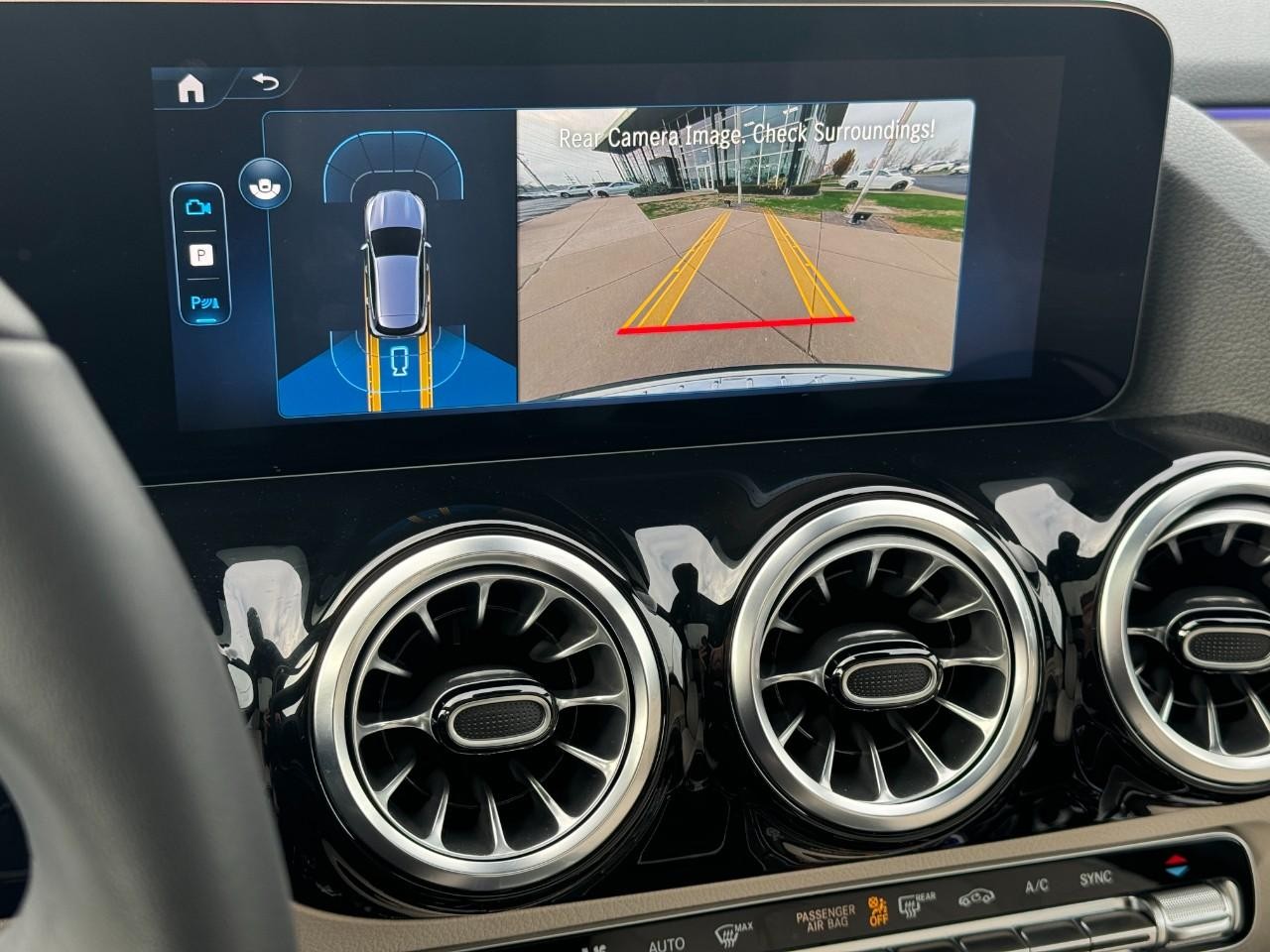 Mercedes-Benz GLA Vehicle Full-screen Gallery Image 36