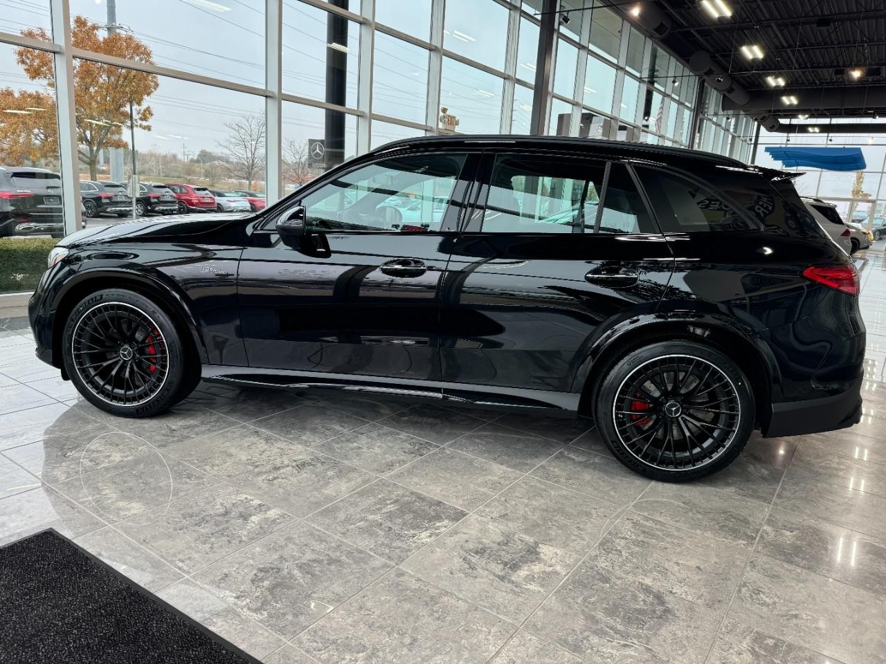 Mercedes-Benz GLC Vehicle Full-screen Gallery Image 2