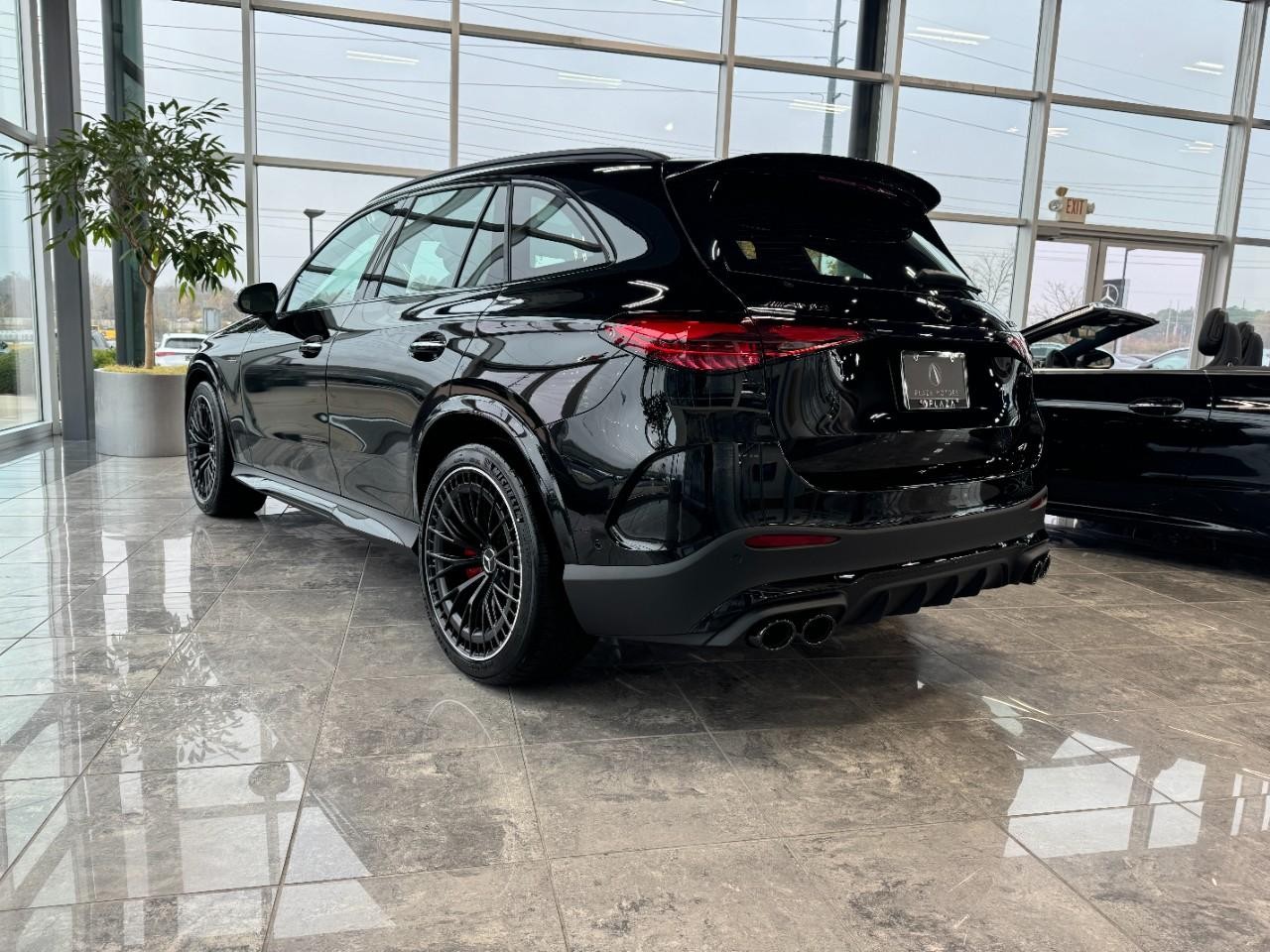 Mercedes-Benz GLC Vehicle Full-screen Gallery Image 3