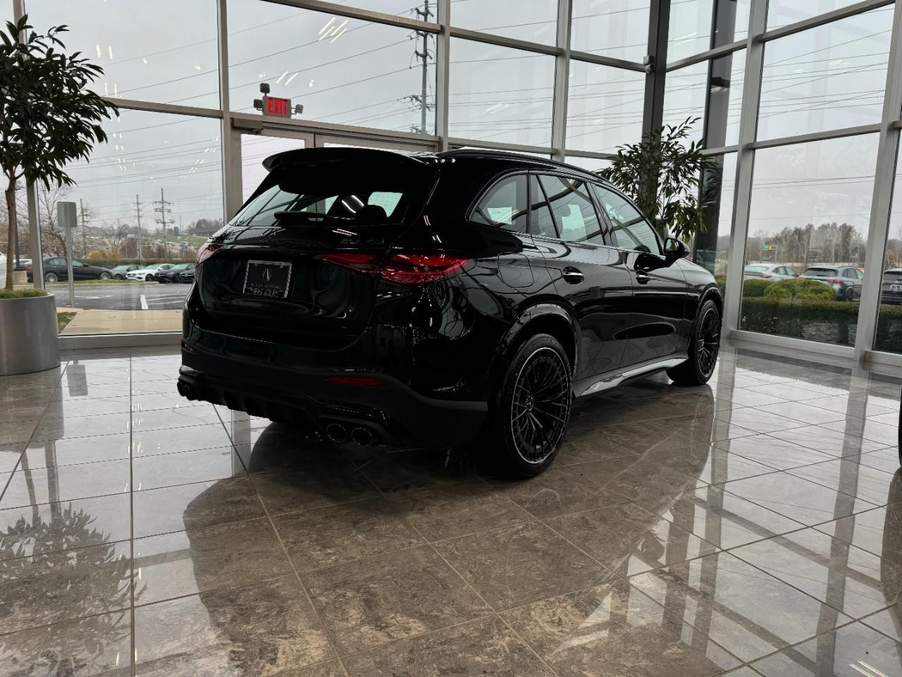 Mercedes-Benz GLC Vehicle Full-screen Gallery Image 4