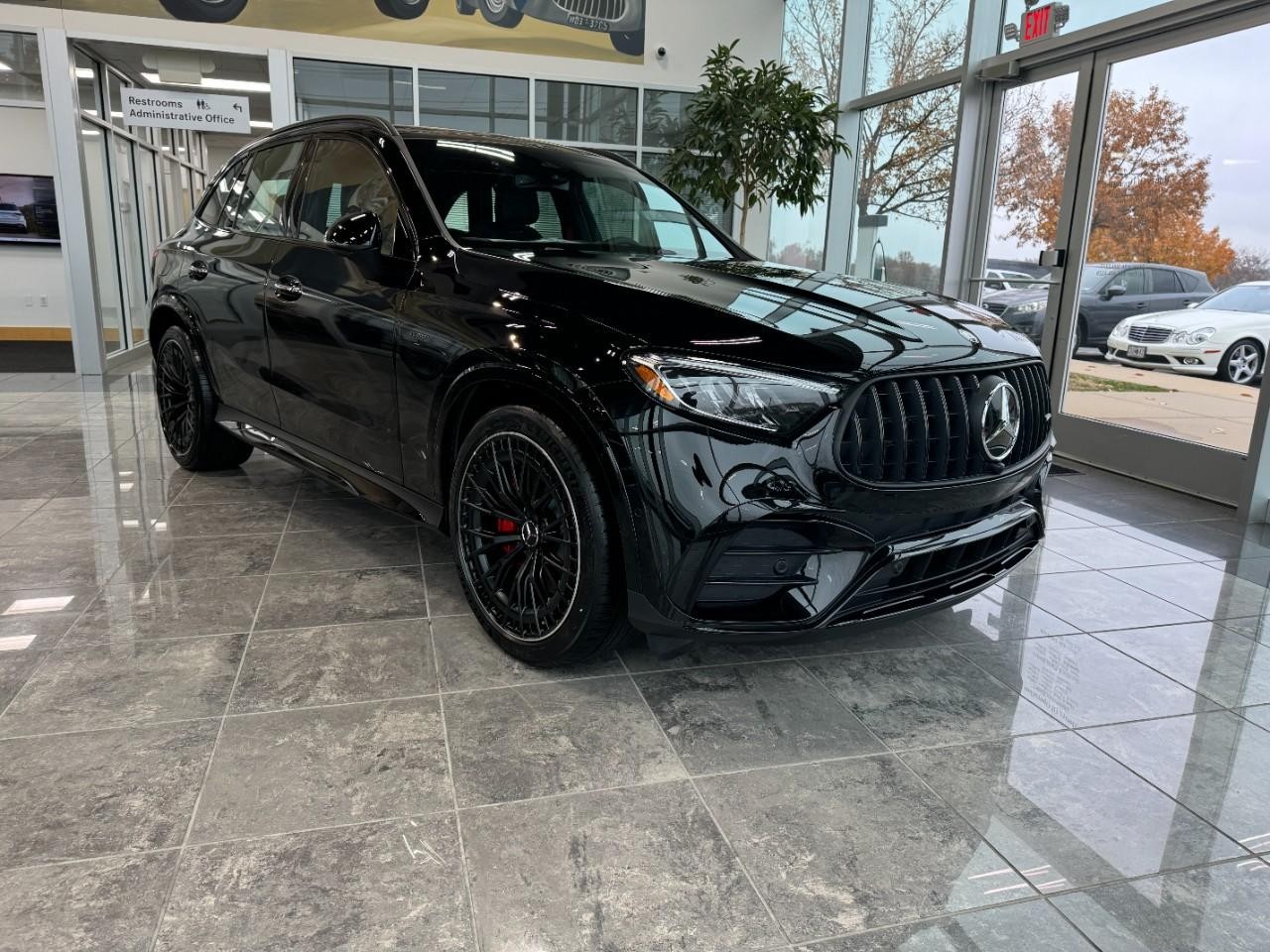 Mercedes-Benz GLC Vehicle Full-screen Gallery Image 6