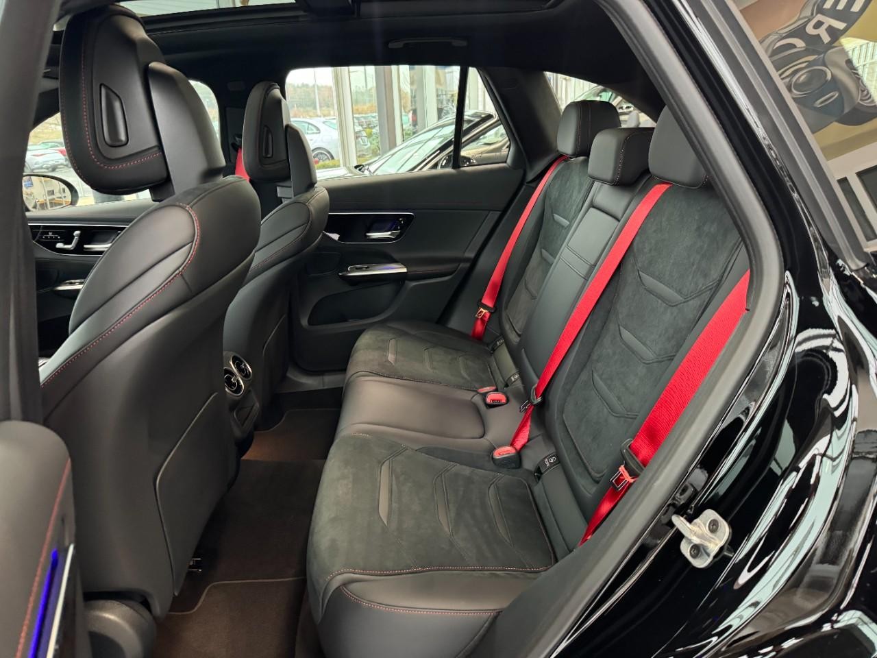 Mercedes-Benz GLC Vehicle Full-screen Gallery Image 8